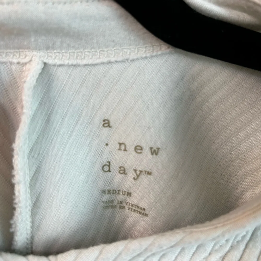 Target pullover; size medium - Picture 3 of 3